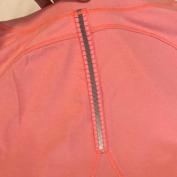 Lululemon Top. Size 4 - Picture 6 of 7